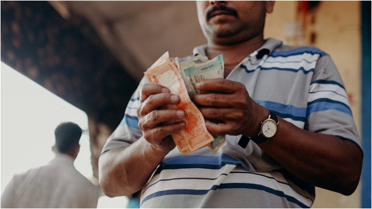 వాస్తు ప్రకారం ఈ చిన్న చిట్కాలు పాటిస్తే చాలు మీ అప్పులు అన్ని తీరిపోవడం ఖాయం..