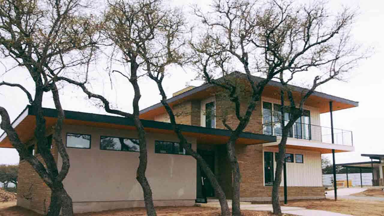 ఇంటి ప్రధాన ద్వారం వద్ద ఈ వస్తువులను ఉంచకూడదు