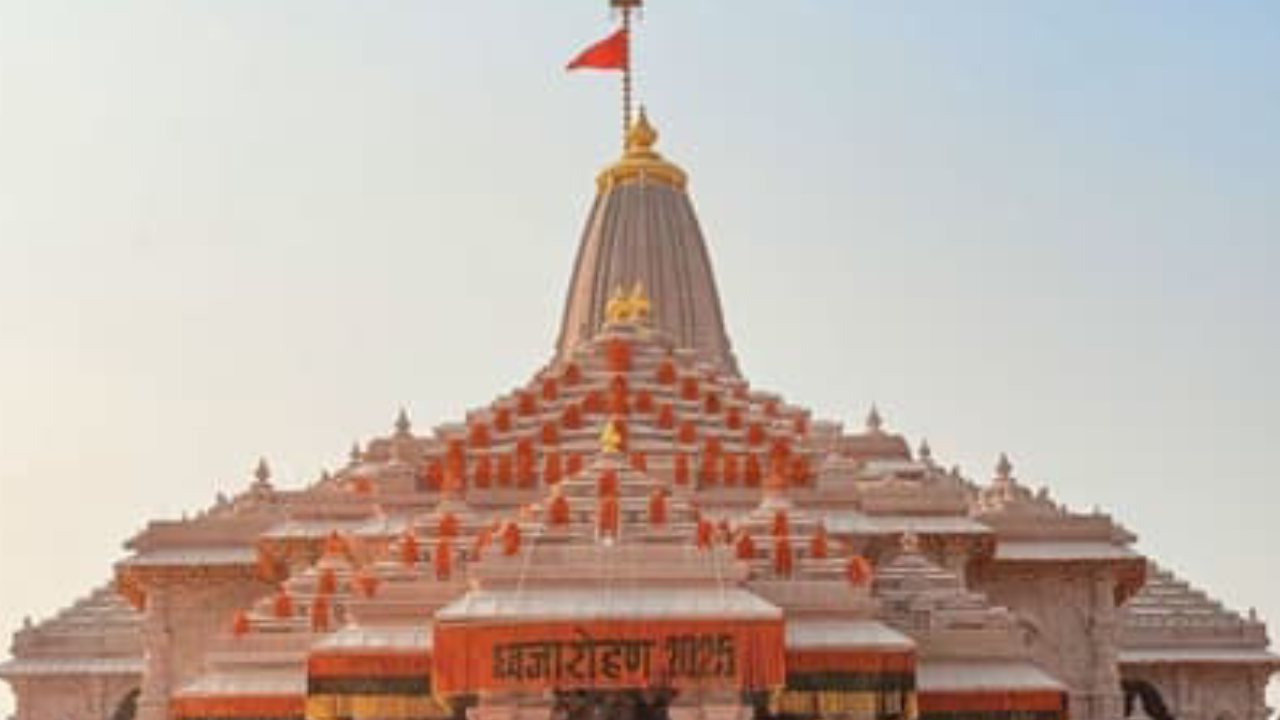 రామమందిరంపై కాషాయ రెపరెపలు