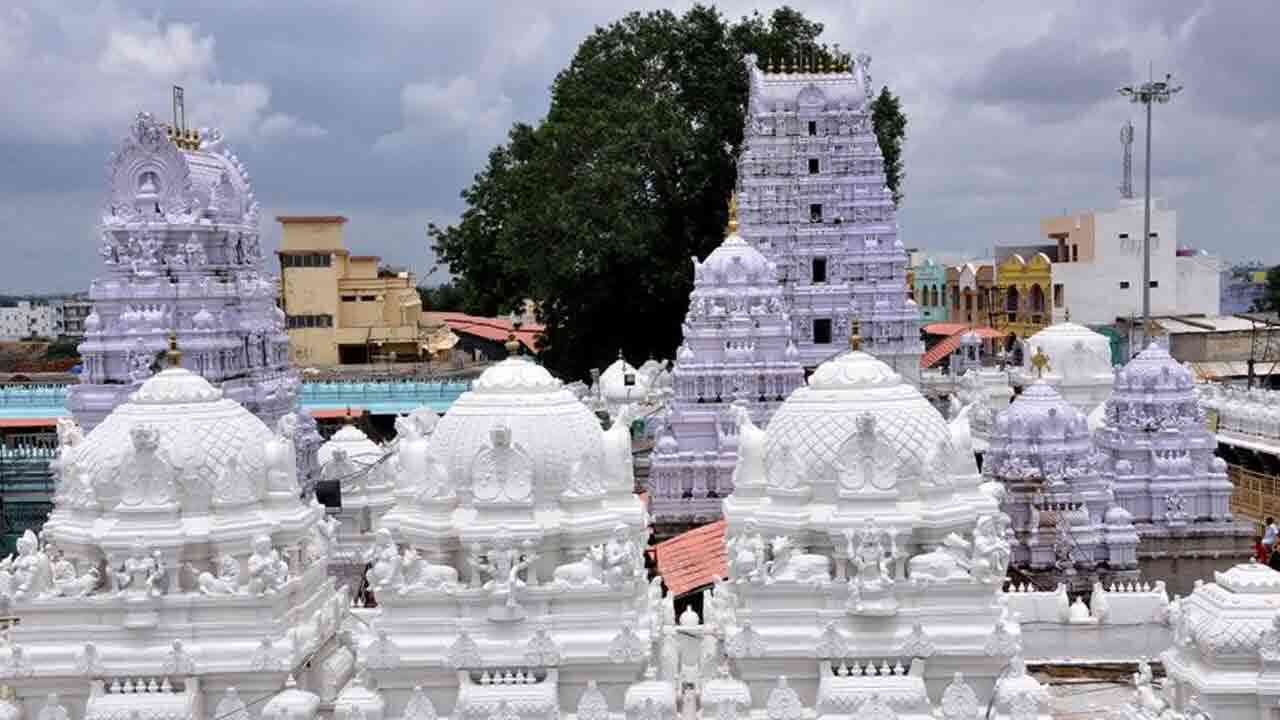 జూన్ 15 నుండి భక్తులకు రాజన్న ఆలయ దర్శనాలు నిలిపివేత