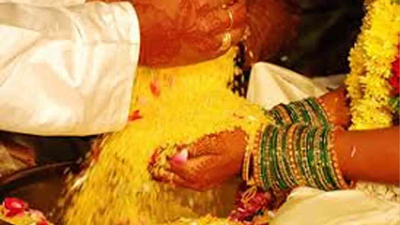 శుభకార్యాలలో అక్షింతలు ఎందుకు వేస్తారు.. వాటిని తయారు చేసే పద్ధతి ఇదీ..